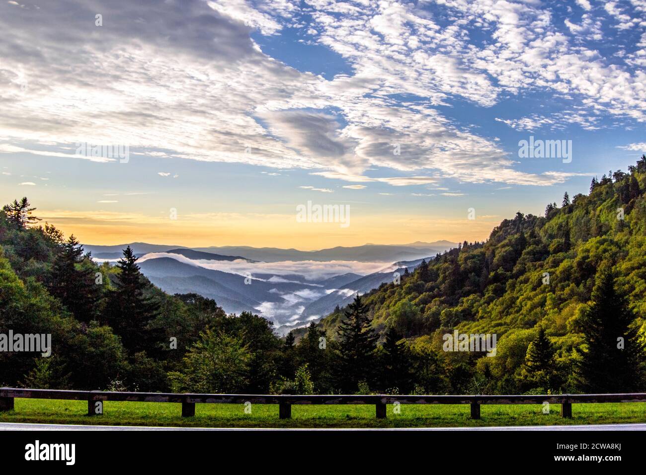 Tolles Panorama Bei Sonnenuntergang In Den Smoky Mountains. Sonnenuntergang am Straßenrand mit Blick auf die neu entdeckte Gap Road des Great Smoky Mountains National Park in Gatlinburg Stockfoto