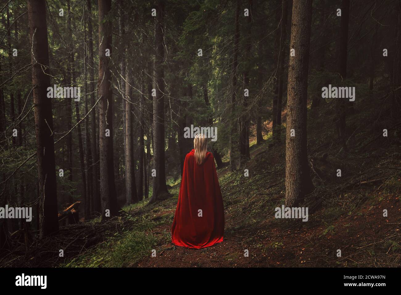 Frau mit rotem Mantel in einem Märchenwald Stockfoto