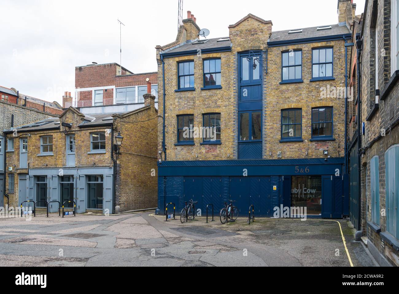 Blick auf Portland Mews und die Büros der Filmproduktionsfirma Baby Cow Productions, Soho, London, England, Großbritannien Stockfoto