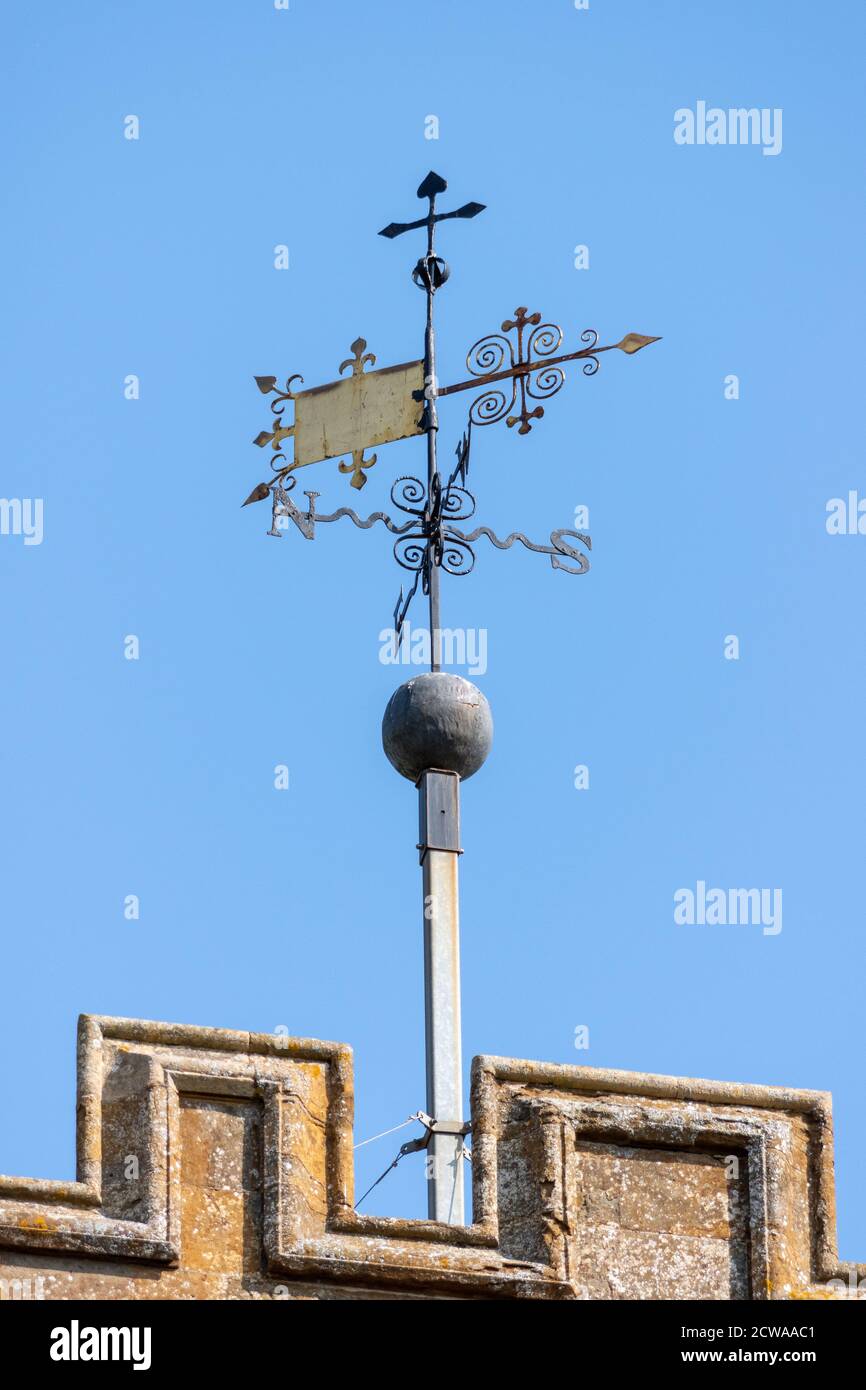 Verzierte Wetterfahne, gegen einen blauen Himmel, auf dem Turm der Kirche St. Mary, Gayton, Northamptonshire, Großbritannien Stockfoto