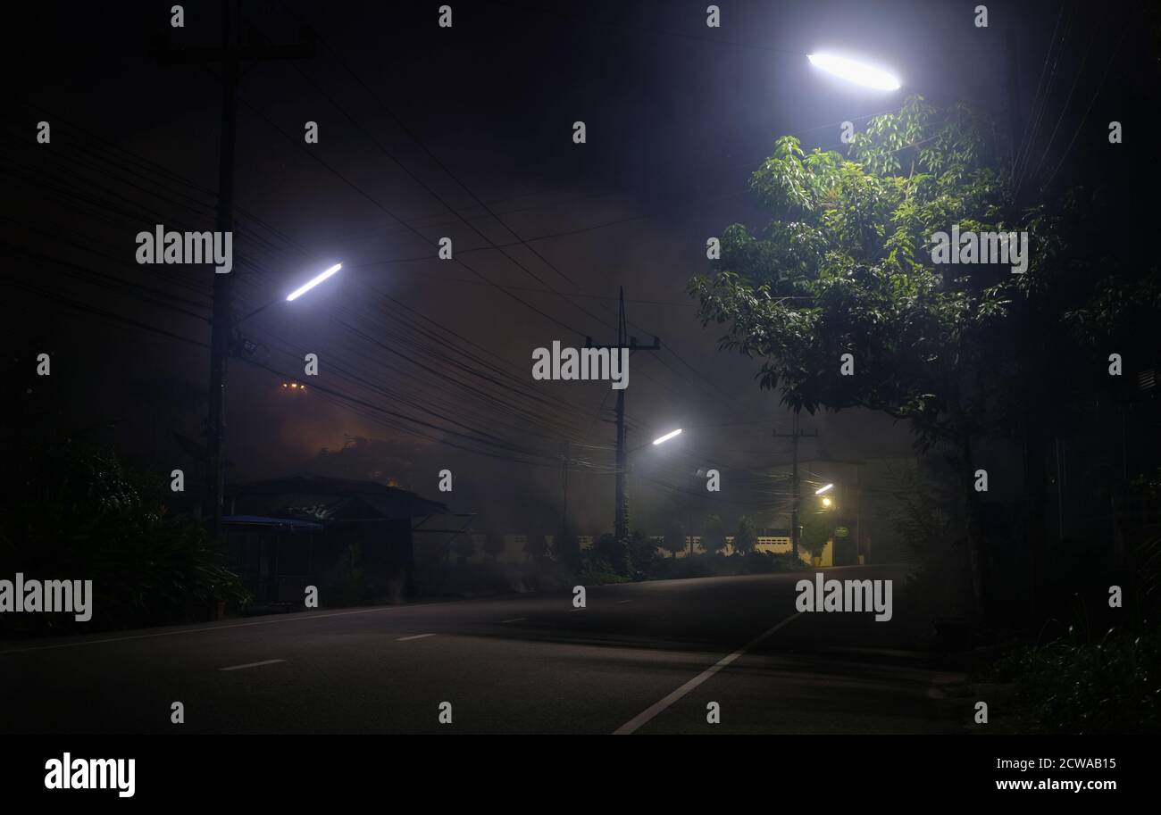 Leere Strasse Bei Nacht Nebel Stockfotos Und Bilder Kaufen Alamy