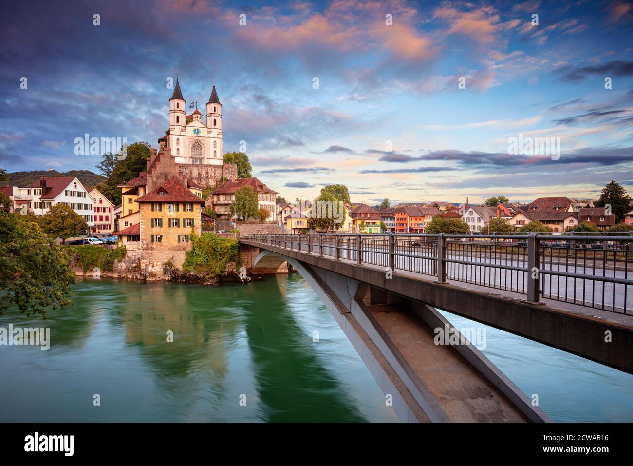 Aarburg, Schweiz. Stadtbild der schönen Stadt Aarburg mit der Spiegelung der Stadt in der Aare bei Sonnenuntergang. Stockfoto