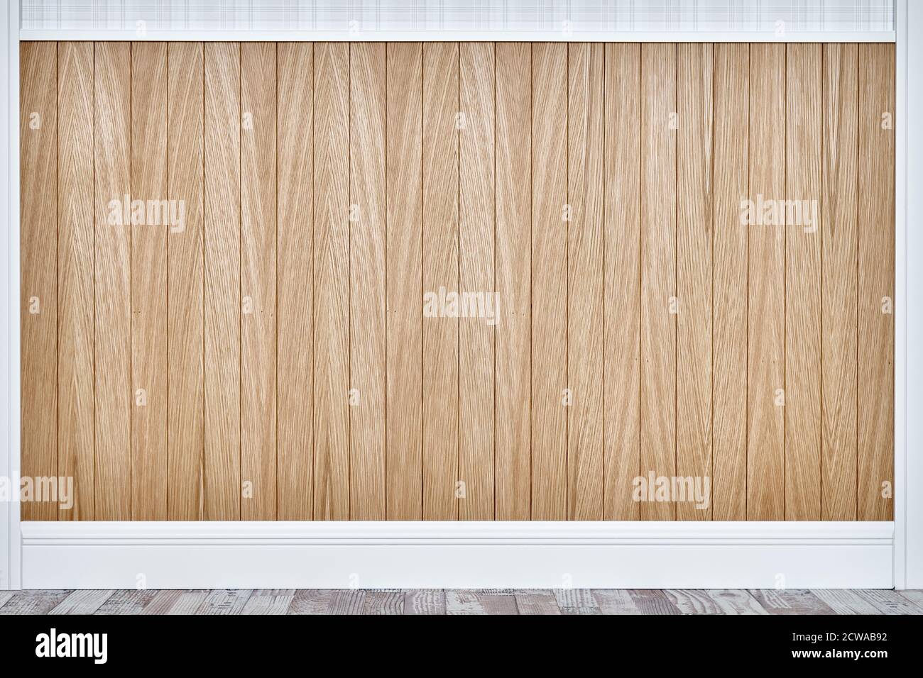 Holzlatten Wand in vertikaler Parallel Muster mit Sockelleiste Und Zierleisten Stockfoto