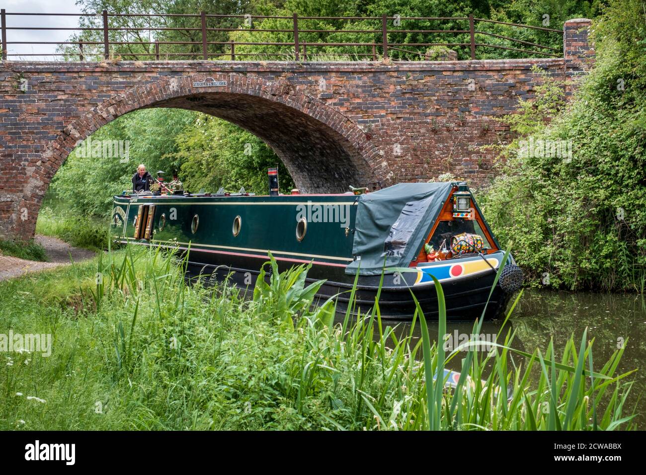 Ein Schmalboot fährt unter Sedgleys Bridge auf dem Grand Union Canal in der Nähe von Great Bowden, Leicestershire, England. Stockfoto