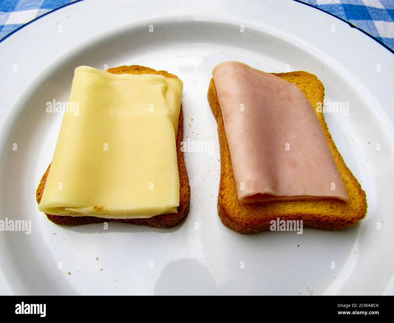 Griechisches Essen. Wheat Rusks - Friganies mit Goudha-Käse und Putenscheiben Stockfoto