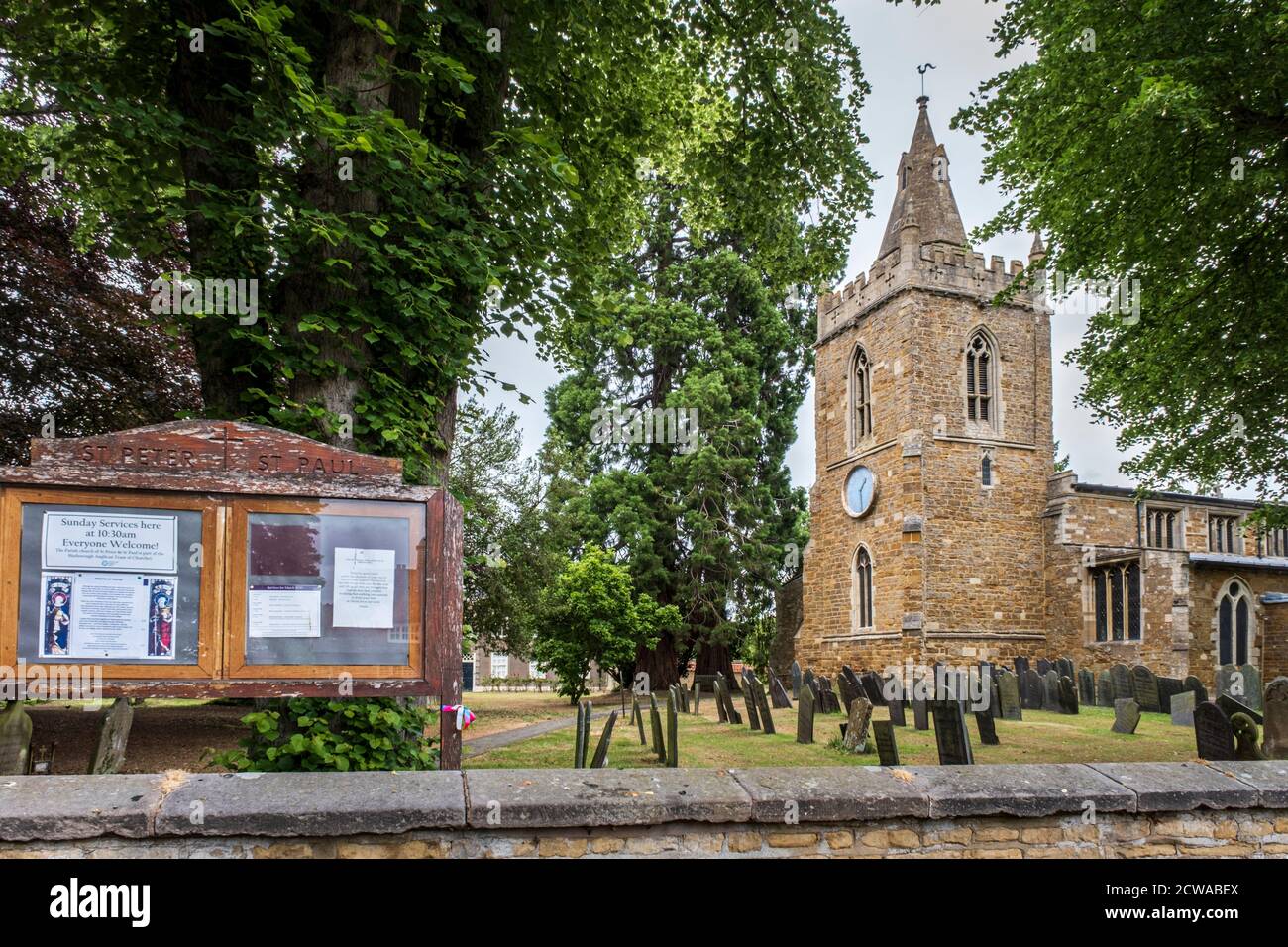 Die denkmalgeschützte Church of St Peter & St Paul in Great Bowden Village, Leicestershire, England. Stockfoto