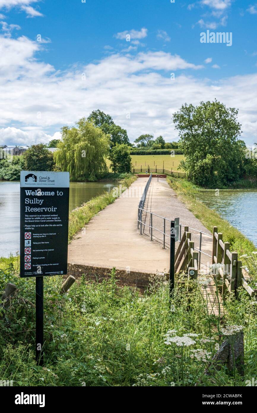 Schild für Sulby Reservoir an der Causeway zwischen Welford und Sulby Reservoirs, in der Nähe von Welford, Northamptonshire, England. Stockfoto