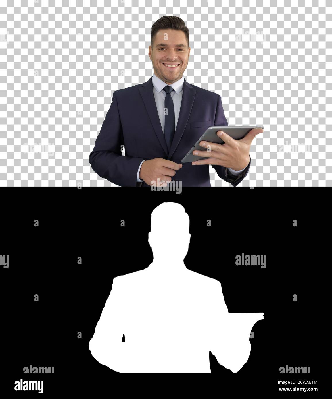 Schöner Mann wischte Seiten auf dem Tablet und lächelte zur Kamera, Alph Stockfoto