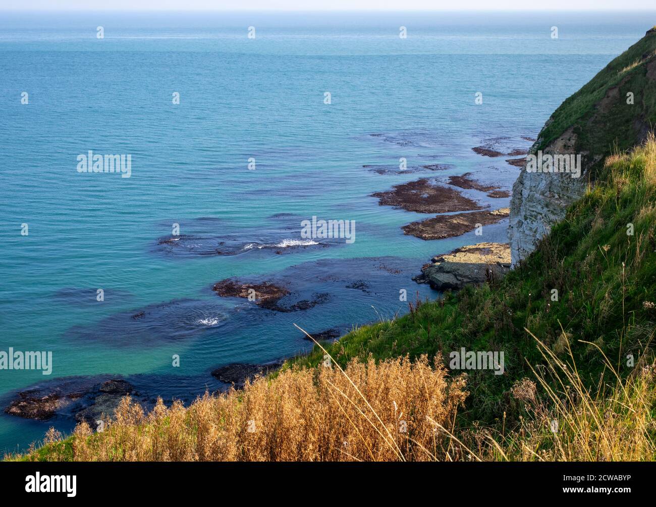 Ruhiges blaues Meer vor Flamborough Head, North Yorkshire, Großbritannien Stockfoto
