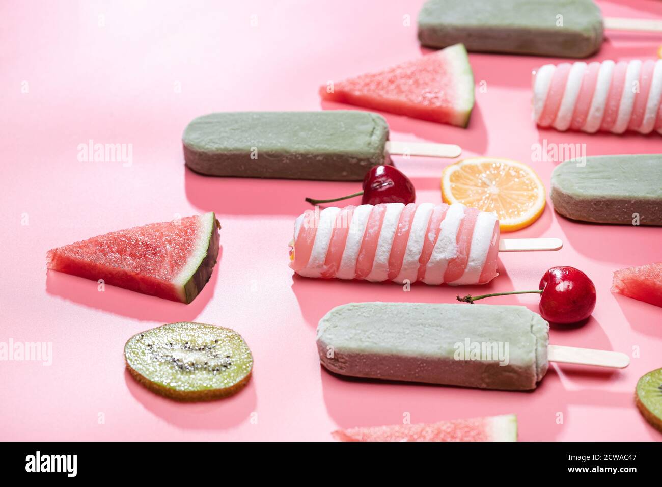 Verschiedene Obstsorten und eine Vielzahl von Popsicle Stockfoto