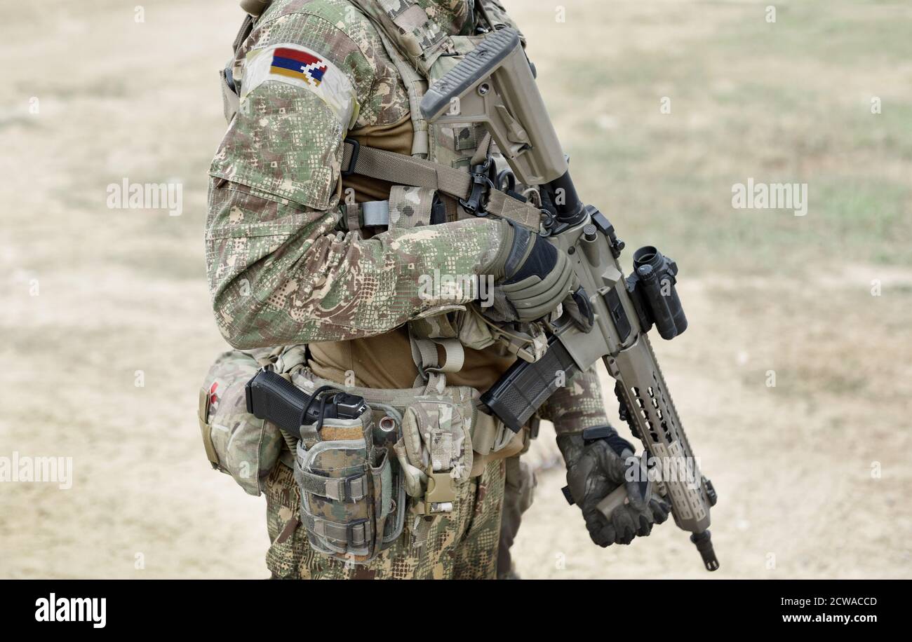 Soldat mit Maschinengewehr und Flagge auf Militäruniform von Arzakh und auch als Berg-Karabach Republik bekannt. Collage. Stockfoto