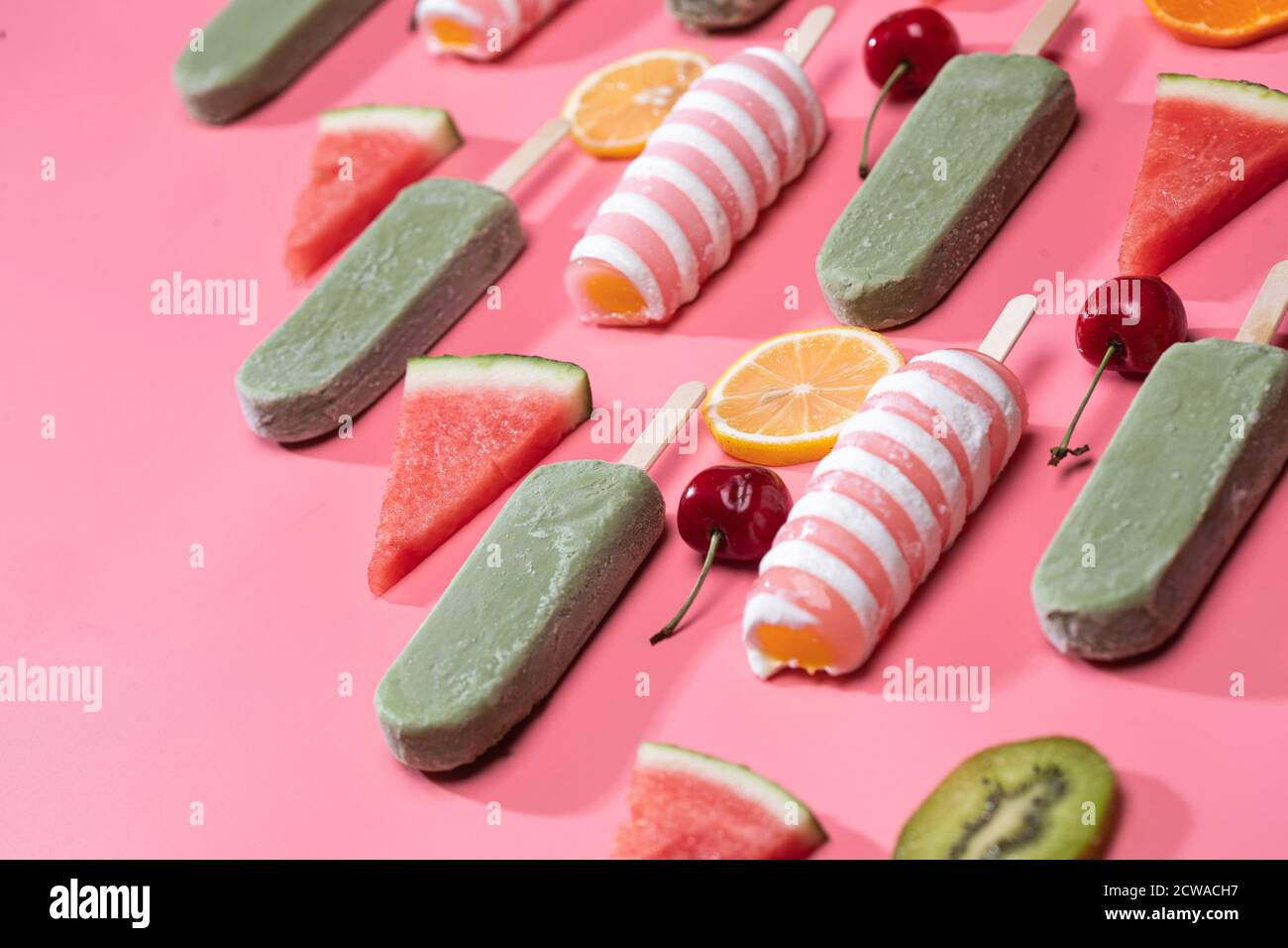 Verschiedene Obstsorten und eine Vielzahl von Popsicle Stockfoto