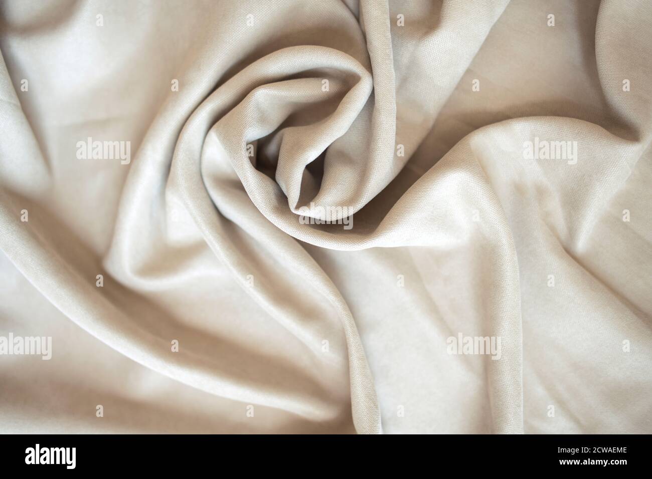 Velours Hintergrund mit Draperie die Farbe von Kaffee und Milch. Verdunkelungsvorhänge auf Velours Hintergrund mit Falten. Stockfoto