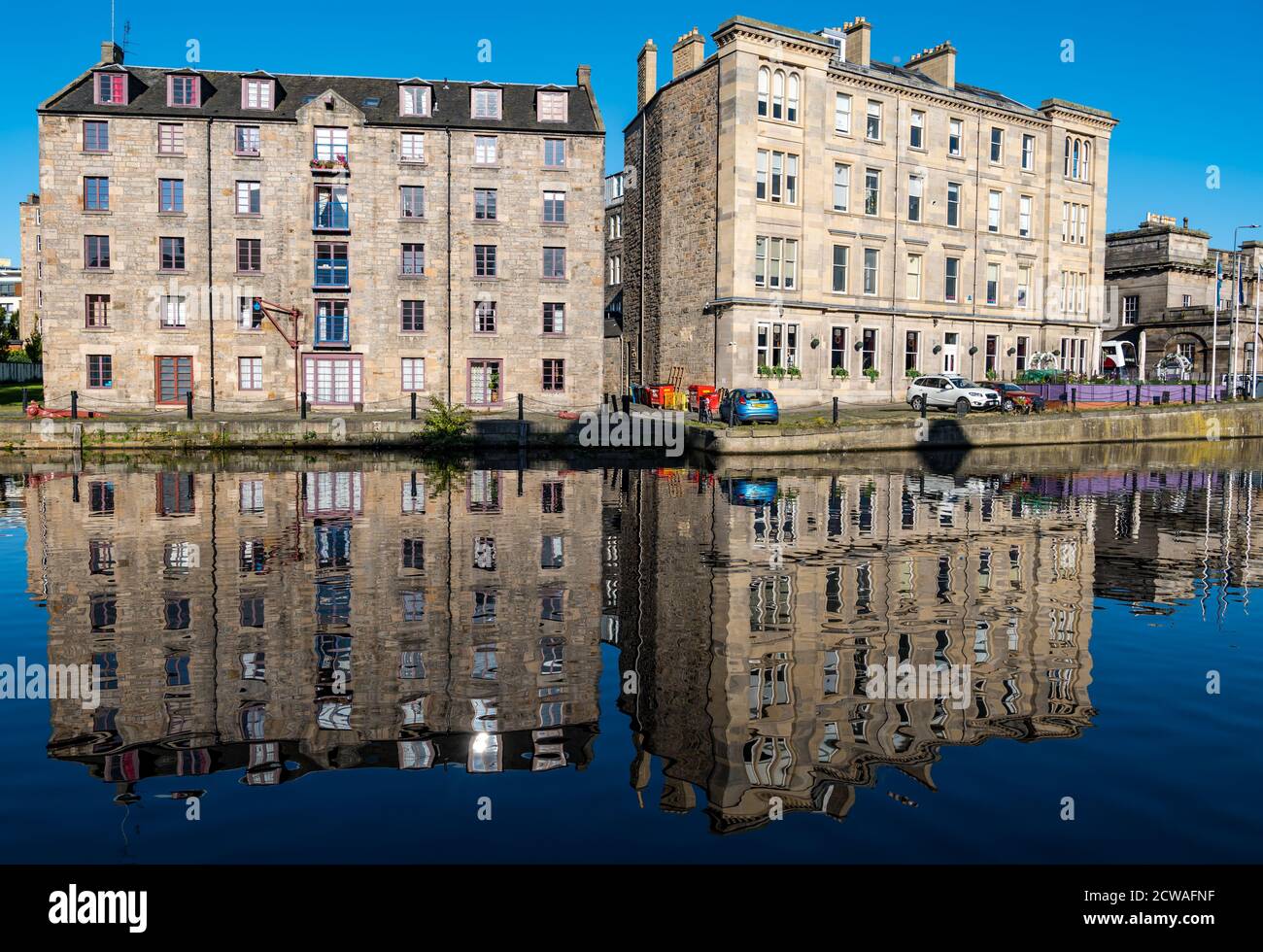 Leith, Edinburgh, Schottland, Großbritannien, 29. September 2020. UK Wetter: Sonnenschein auf Leith. Die Sonne scheint wirklich auf dem Wasser von Leith und an einem ruhigen sonnigen Tag schafft wunderbare Reflexionen im Wasser rund um die Küste mit der Cooperage, ein Bond-Lager umgewandelt in Flussufer Wohnungen, spiegelt sich in der ruhigen Wasser des Leith Fluss Stockfoto