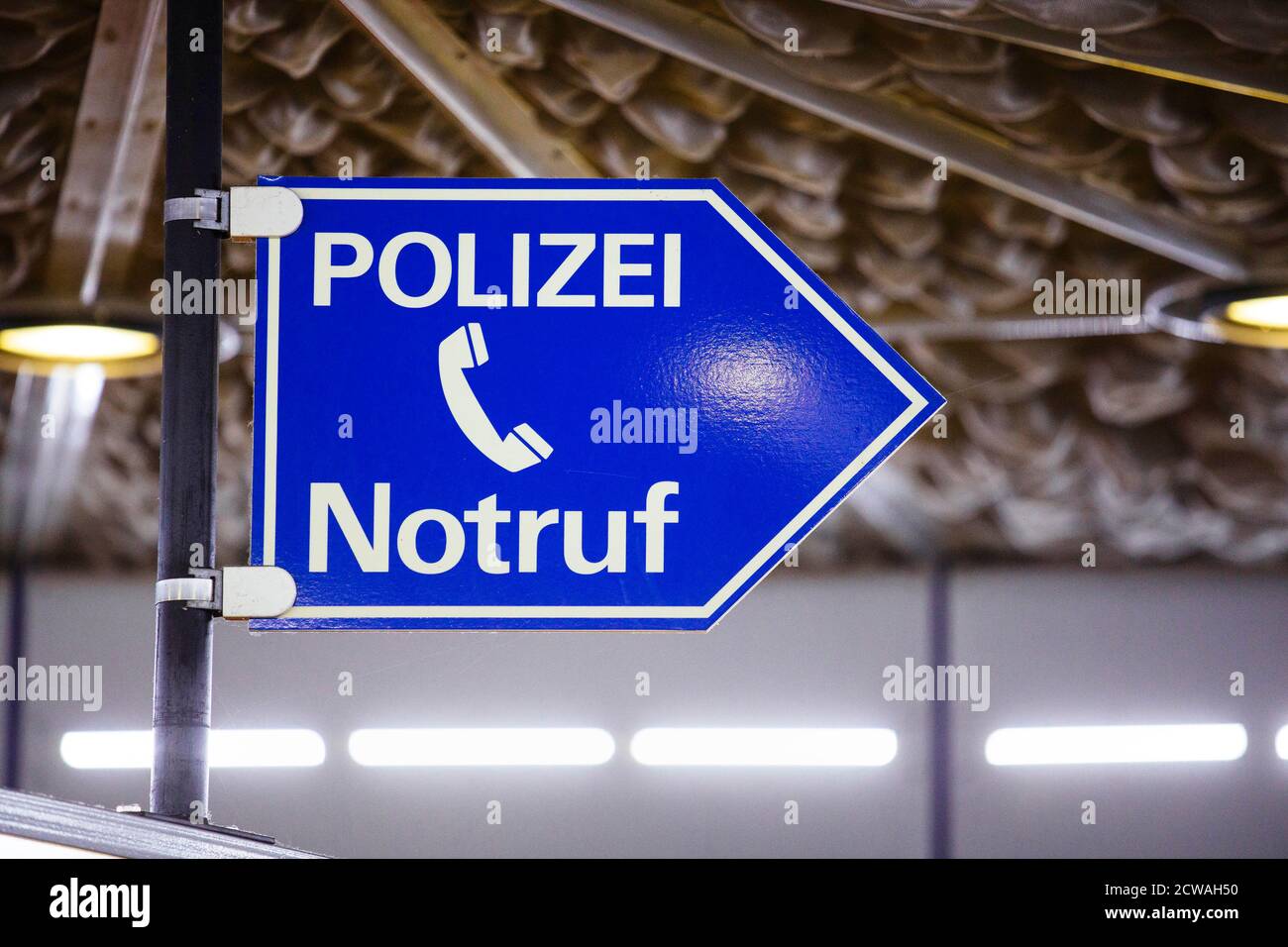 Hinweisschild auf einem Notruftelefon an einer U-Bahn-Station. (Themenbild, Symbolbild) Köln, 27.09.2020 Verwendung weltweit Stockfoto