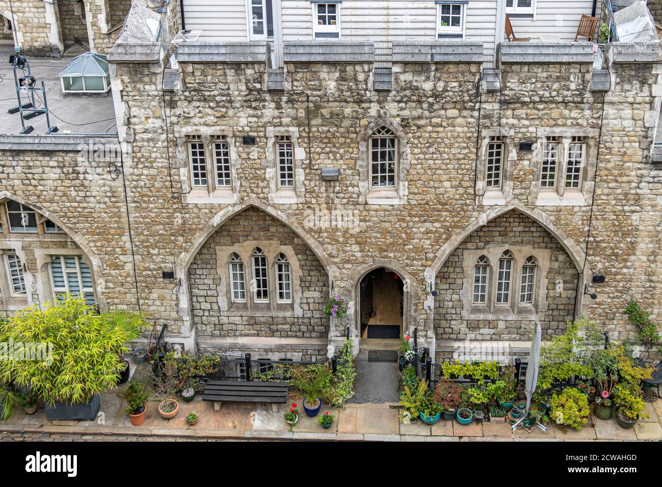 Gepflegte Gärten außerhalb des Yeoman Warders Wohnquartiers innerhalb der Mauern des Tower of London, EC3 Stockfoto