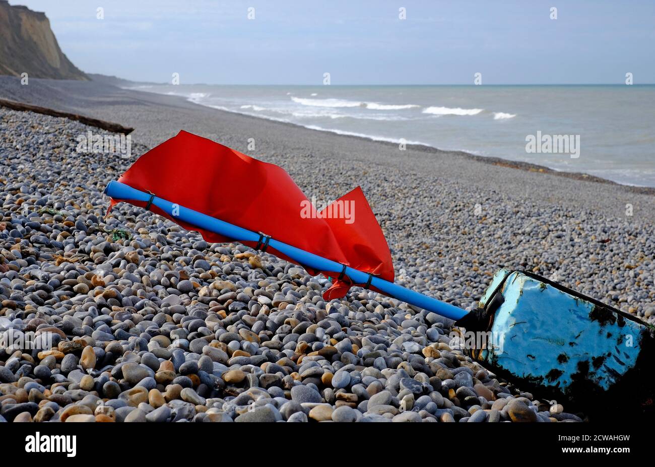 Rote Markierungsboje am shingle Beach von sheringham, Nord-norfolk, england Stockfoto