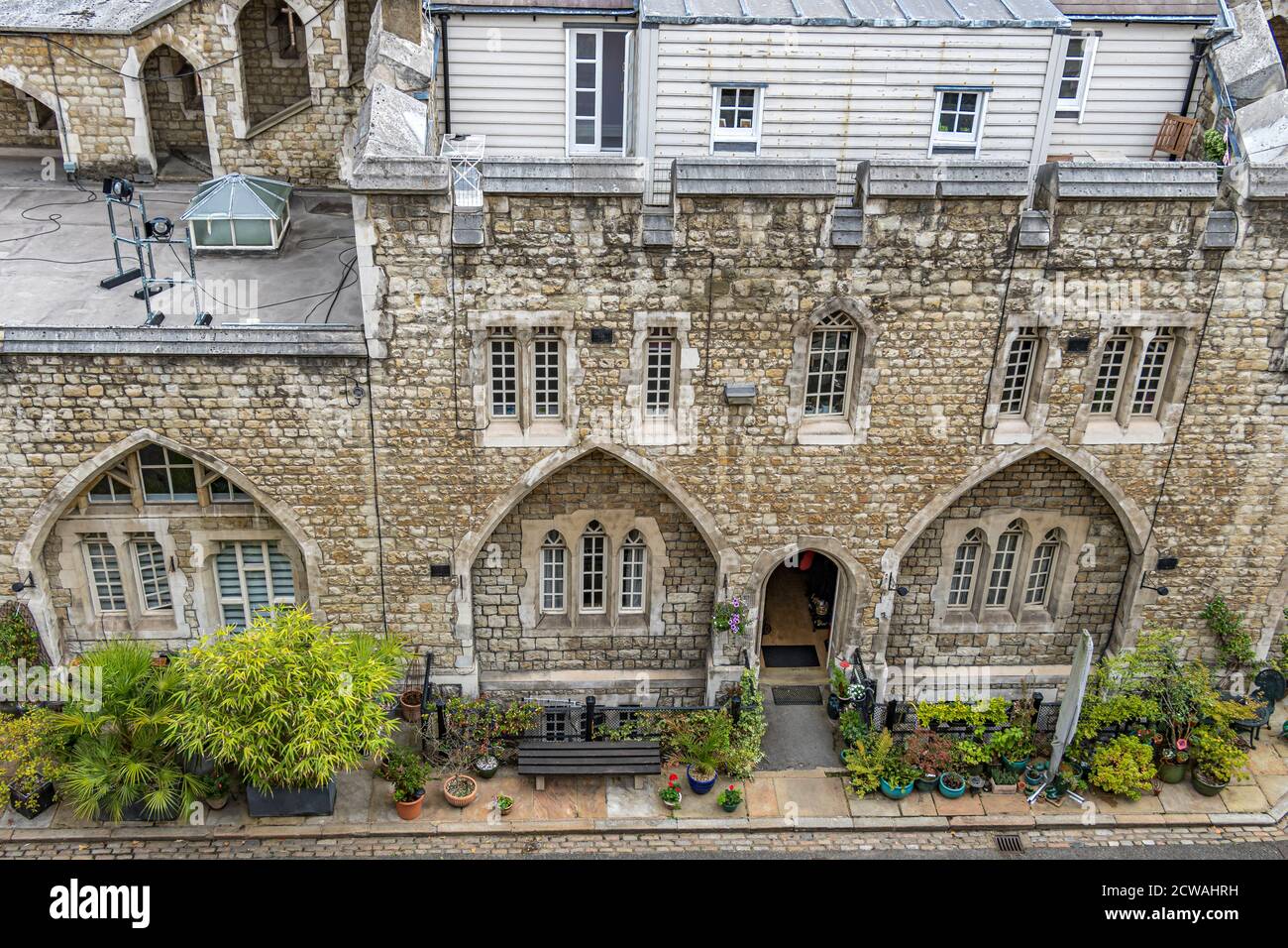 Gepflegte Gärten außerhalb des Yeoman Warders Wohnquartiers innerhalb der Mauern des Tower of London, EC3 Stockfoto