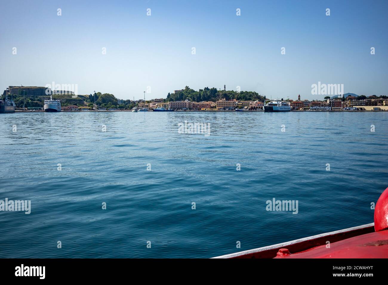 In den Hafen von Kerkira. Korfu Insel, Griechenland. Klassische blaue Farbe, Berge und Himmel im Hintergrund. Atemberaubende Meereslandschaft. Schöne Aussicht von der Fähre aus Saranda, Albanien Stockfoto