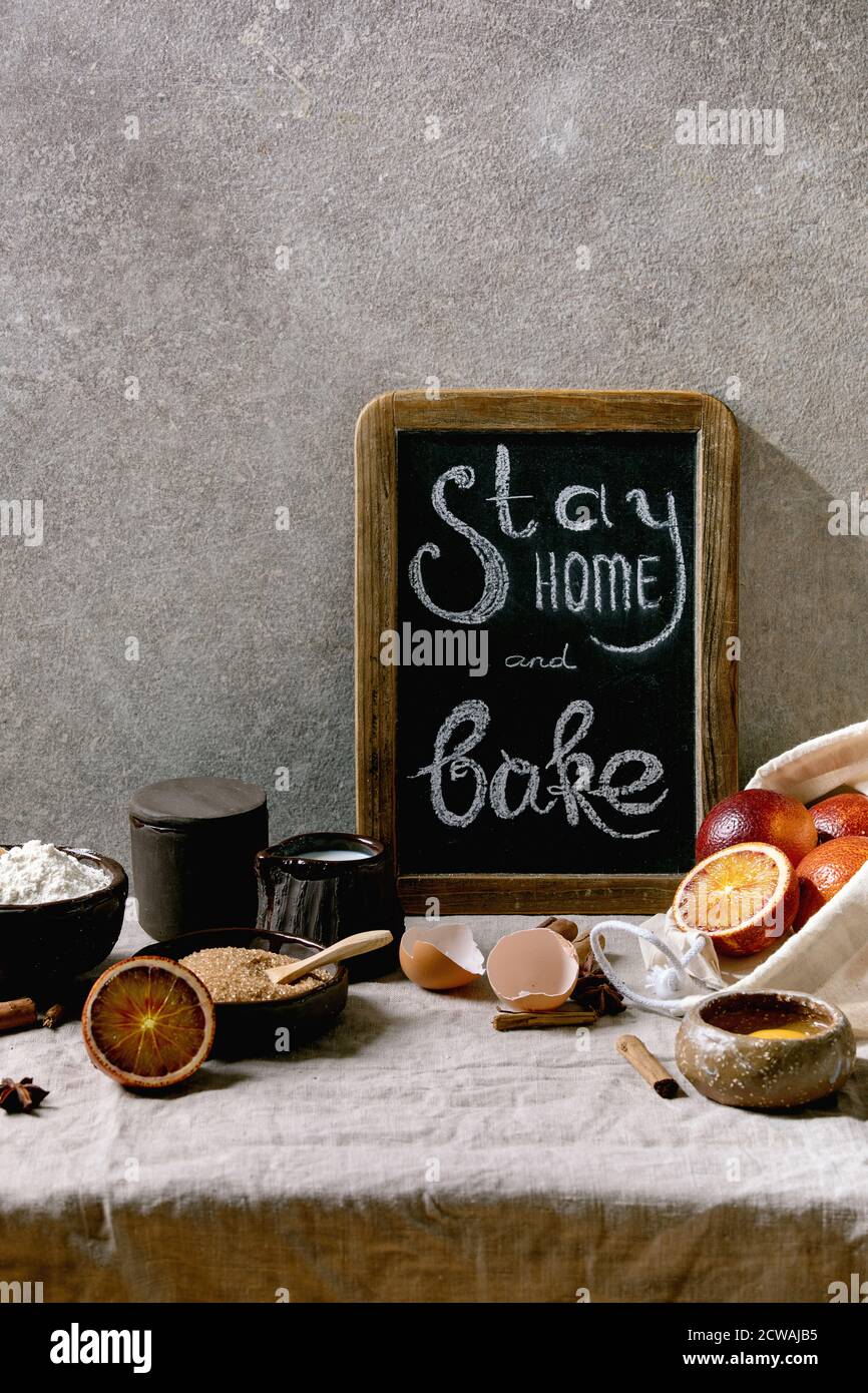 Zutaten zum Backen. Bleib zu Hause Quarantäne Isolation Zeitraum Konzept. Vintage Kreidetafel mit handgeschriebener Kreideschrift bleiben zu Hause und backen. Grau t Stockfoto