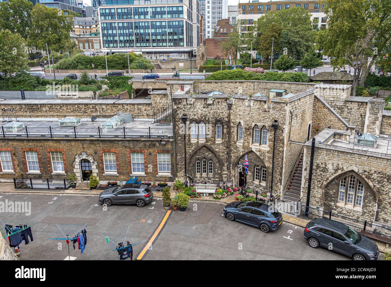 Gepflegte Gärten außerhalb des Yeoman Warders Wohnquartiers innerhalb der Mauern des Tower of London, EC3 Stockfoto