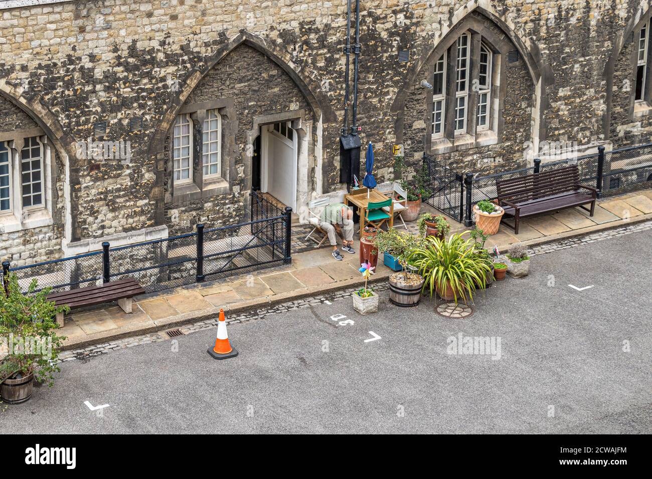 Gepflegte Gärten außerhalb des Yeoman Warders Wohnquartiers innerhalb der Mauern des Tower of London, EC3 Stockfoto