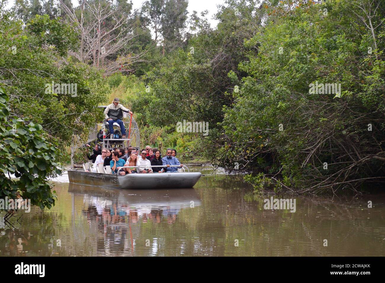 Touristen Unternehmen eine Fahrt auf einem der kultigen Luftschiffe auf der Everglades Alligator Farm in Homestead, Florida, USA Stockfoto