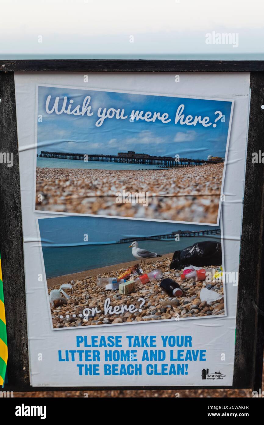 England, East Sussex, Hastings, Hastings Seafront, Social Awareness Poster, das Leute auffordert, ihren Wurf nach Hause zu nehmen und den Strand sauber zu lassen Stockfoto