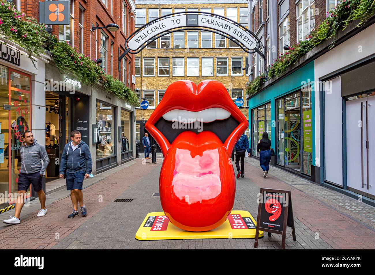 Rolling Stones Tongue and Lips Logo in der Carnaby Street, London, wo das weltweit erste Rolling Stones Einzelhandelsgeschäft, RS No. 9 Carnaby, eröffnet wurde, London Stockfoto