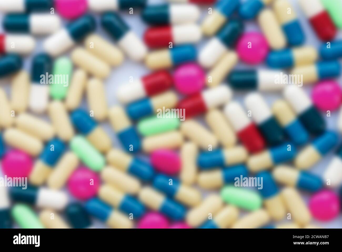 Hintergrund der verschwommenen bunten Pillen, Gesundheit und Medikamente, Drogenabhängigkeit, Pharmaindustrie Konzept Stockfoto