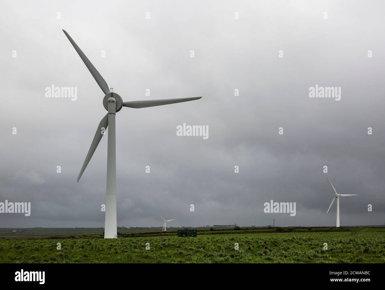 Windturbinen auf britischer Landschaft Stockfoto