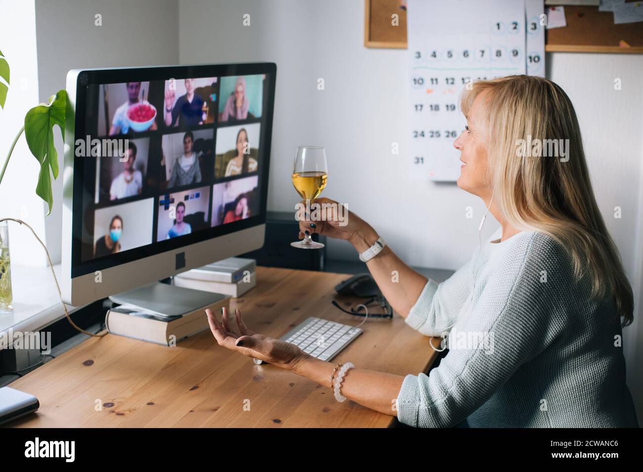 Virtuelle Happy Hour Party. Videokonferenz Get-together Online-Meeting mit Freunden und Familie. Geburtstagsfeier im Online-Anruf Zoom Freunde feiern Stockfoto