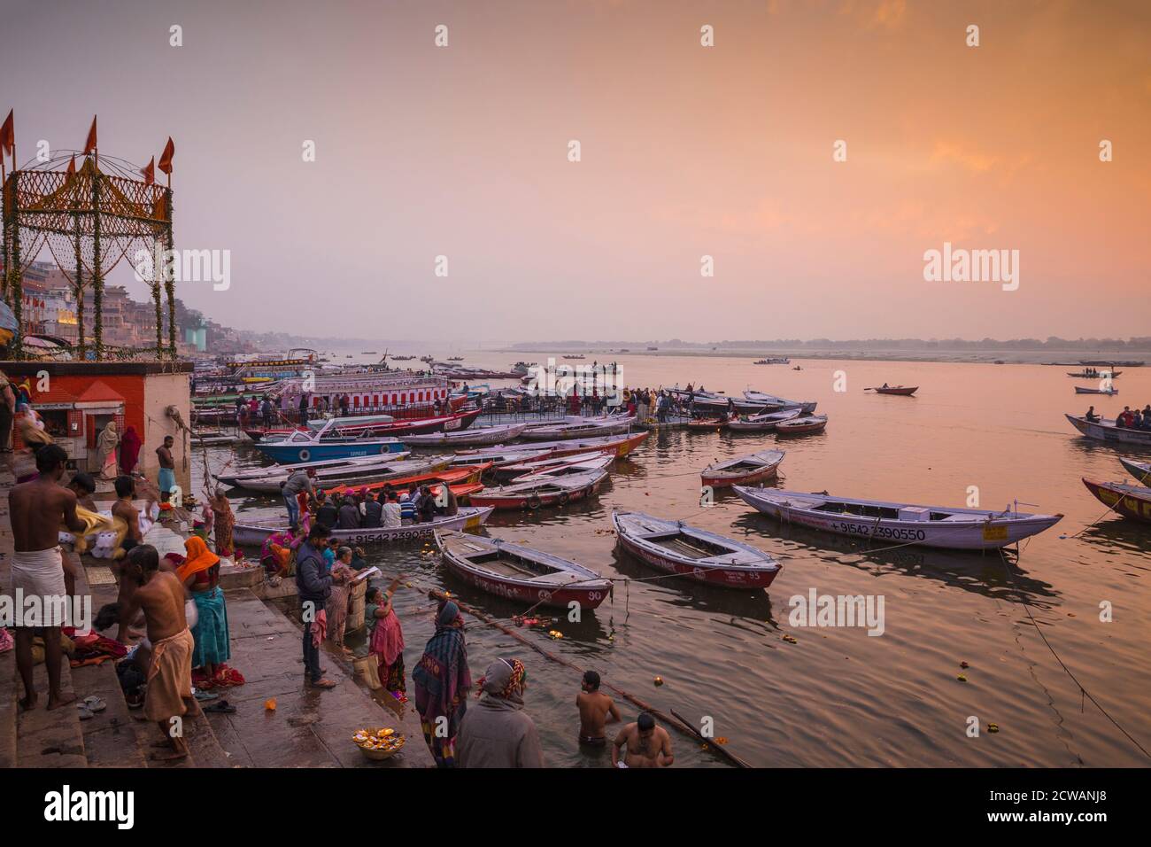 Indien, Uttar Pradesh, Varanasi, Dashashwamedh Ghat - Die wichtigsten Ghat auf dem Ganges Stockfoto