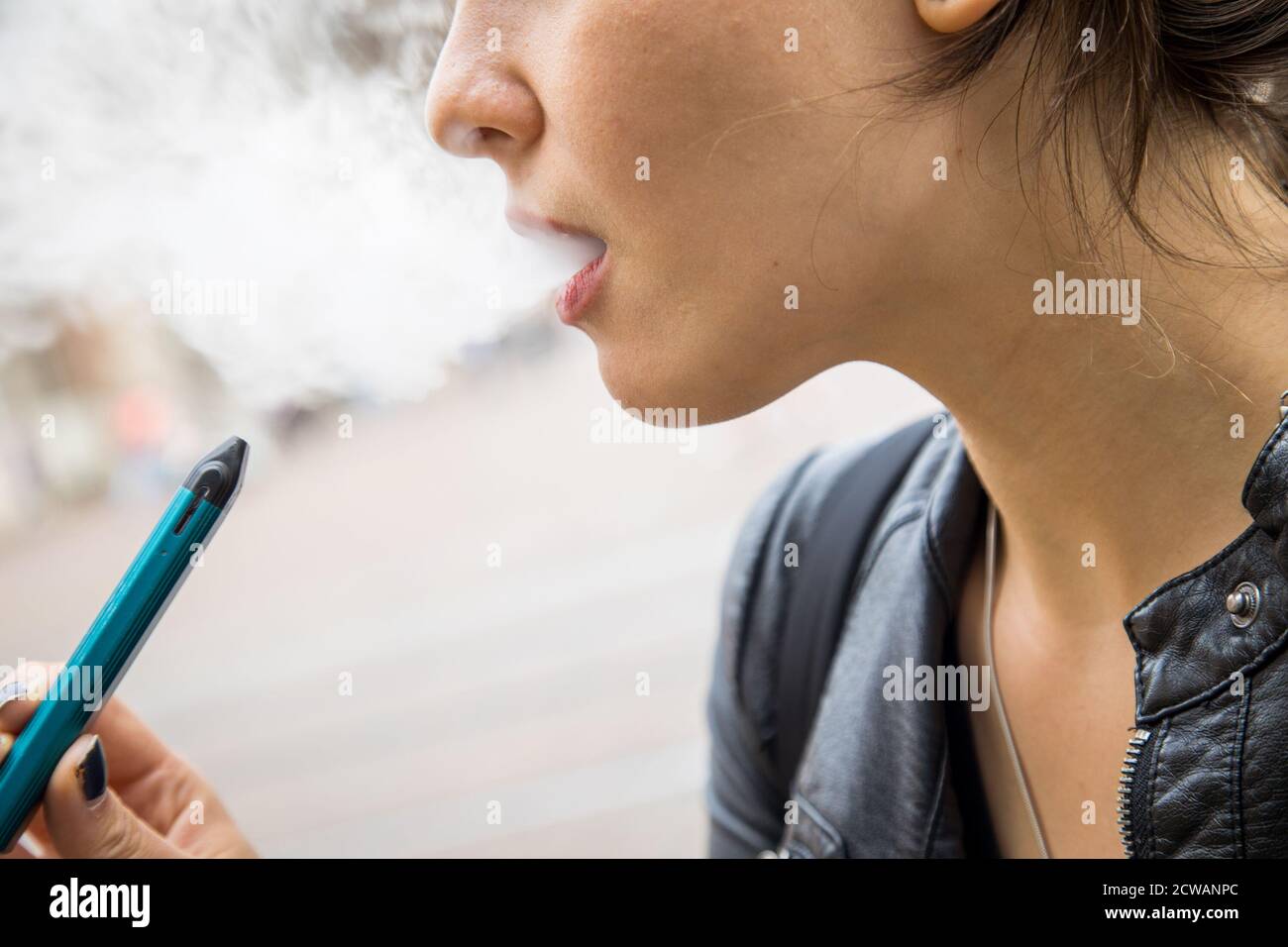 Bremen, Deutschland. Juli 2020. Zum Thema Servicebericht vom 29. September 2020: Bei E-Zigaretten wird eine Aromaflüssigkeit (Flüssigkeit) erhitzt und der entstehende Dampf eingeatmet. Quelle: Christin Klose/dpa-tmn/dpa/Alamy Live News Stockfoto