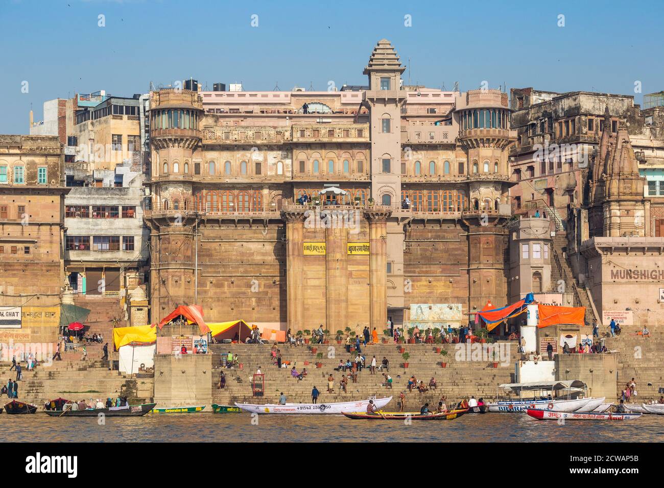 Indien, Uttar Pradesh, Varanasi, Blick in Richtung Brijrama Palace Hotel bei Darbanga Ghat Stockfoto