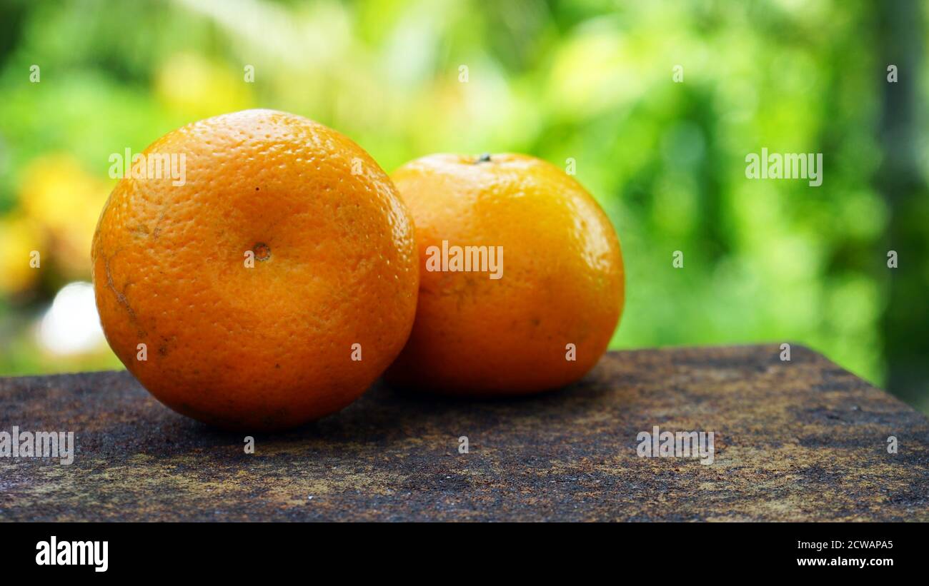Nahaufnahme der Mandarinen auf dem Tisch Stockfoto