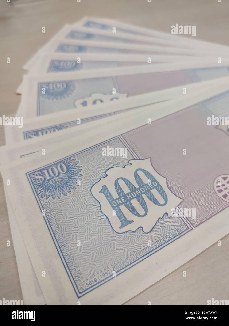 Ein Stapel von American Express Traveler's Cheques wird ausgestapelt (Reverse) Stockfoto