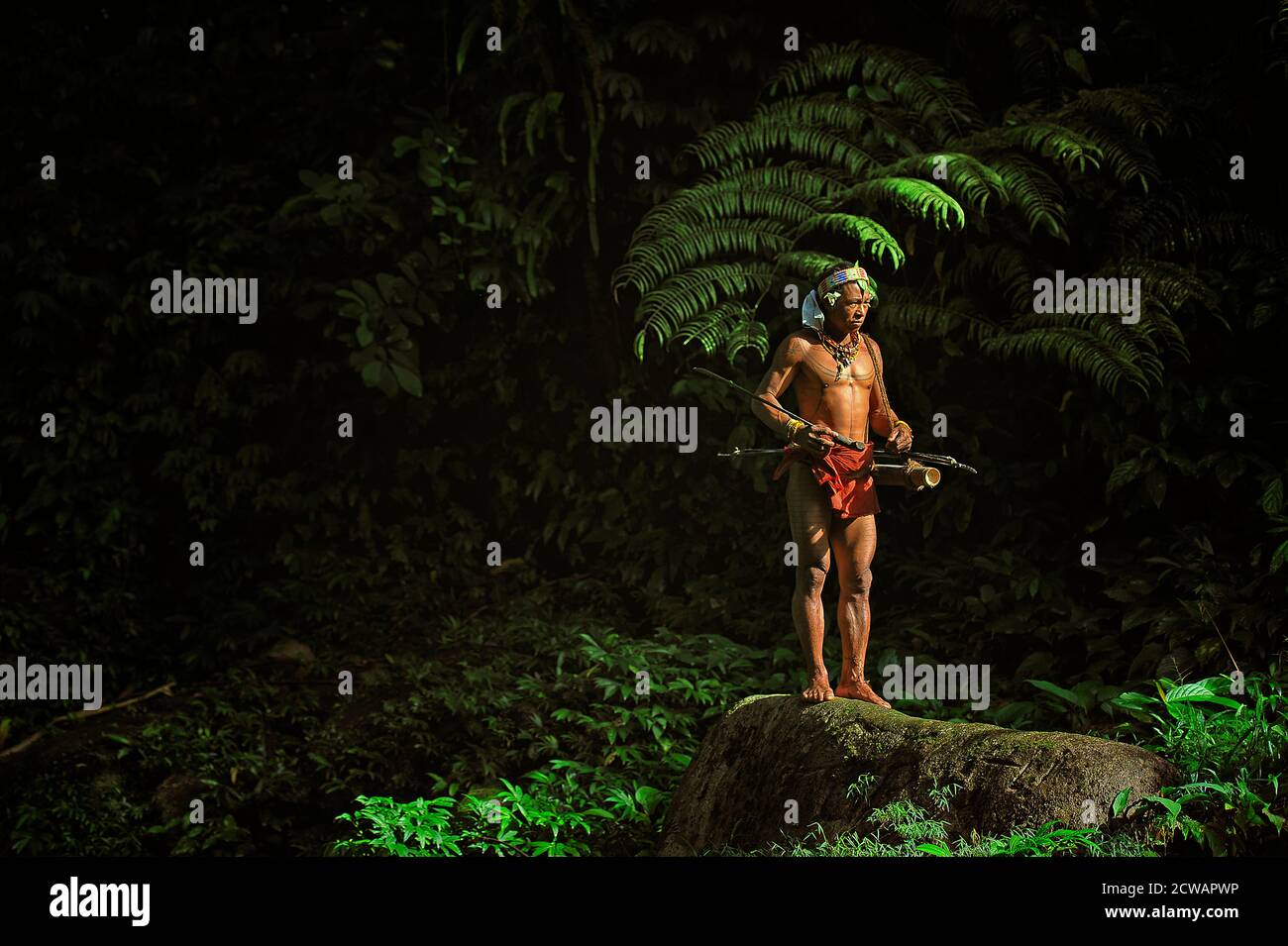 Der Stamm der Mentawai posiert vor der Kamera.die indigenen Bewohner