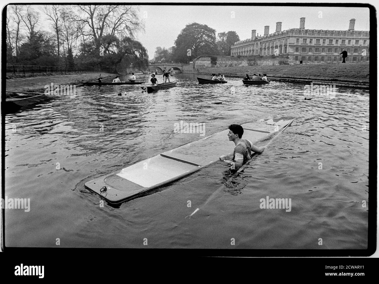 Cambridge England UK Punting on the River Cam 1988 A Punter, der in der Nähe des Clare College ins Wasser gefallen ist Auf der Kamera Stockfoto