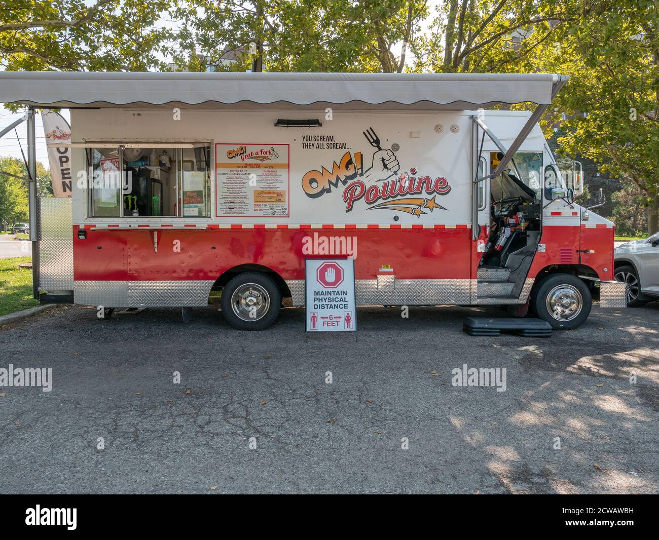 Food Truck Selling Canadian Poutine Und Französisch Fries In Sarnia Ontario Kanada, Street Food Covid19 Zeichen Für Soziale Distanz Stockfoto