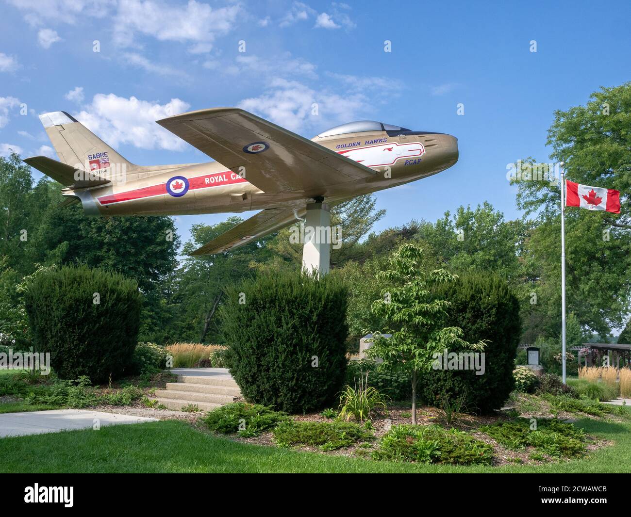 Royal Canadian Air Force Memorial in Germain Park mit EINEM F-86 MKV Sabre Golden Hawks Fighter Aerobatics Flying Team Jet Fluggerät Anzeigen Stockfoto
