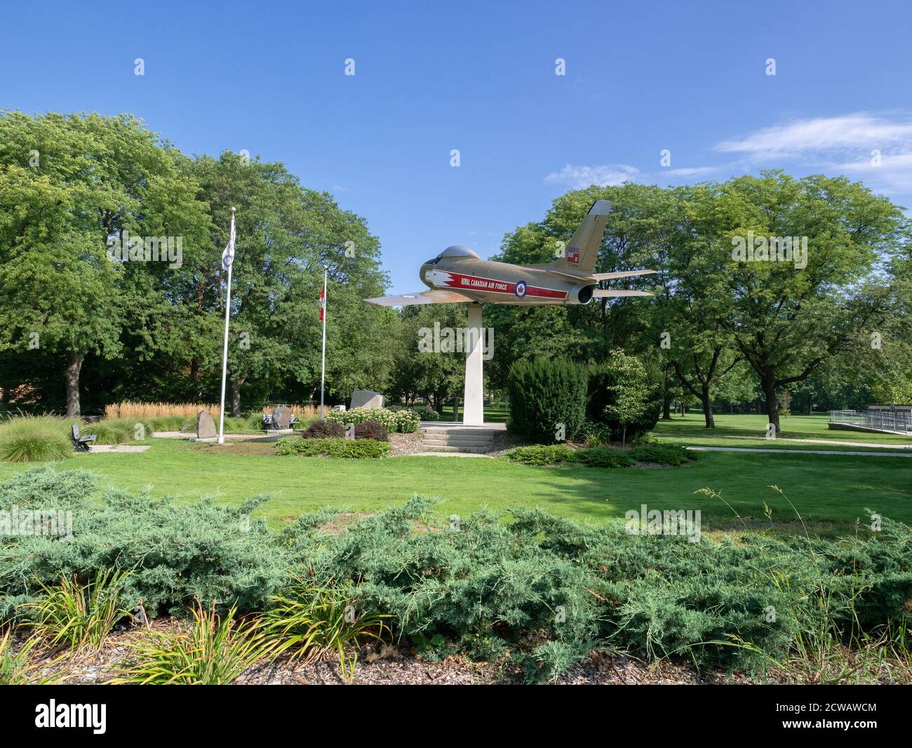 Royal Canadian Air Force Memorial in Germain Park mit EINEM F-86 MKV Sabre Golden Hawks Fighter Aerobatics Flying Team Jet Fluggerät Anzeigen Stockfoto