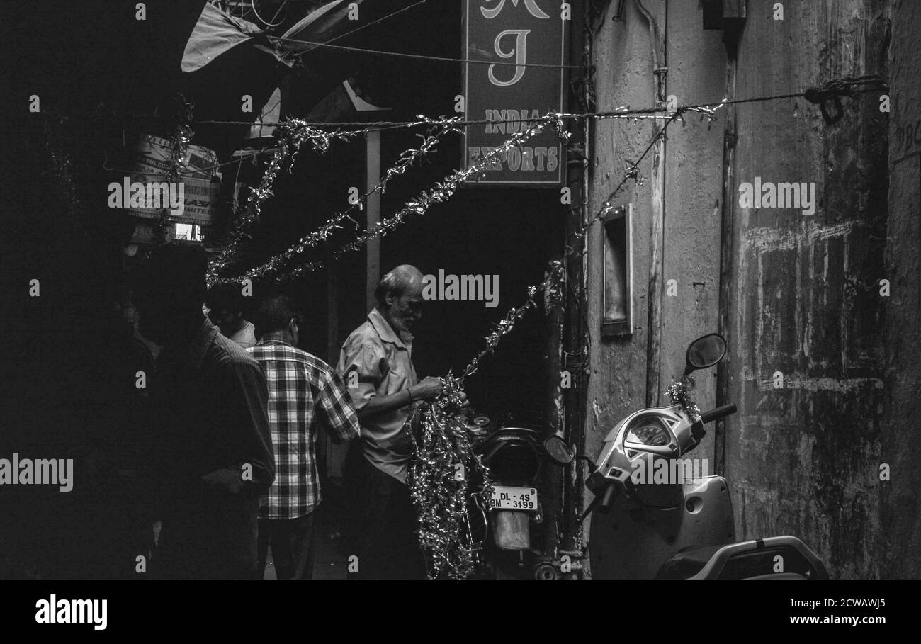 Ein Mann macht seine Arbeit auf verkehrsreichen Straßen in chandani chowk, Alt-delhi, indien. Stockfoto
