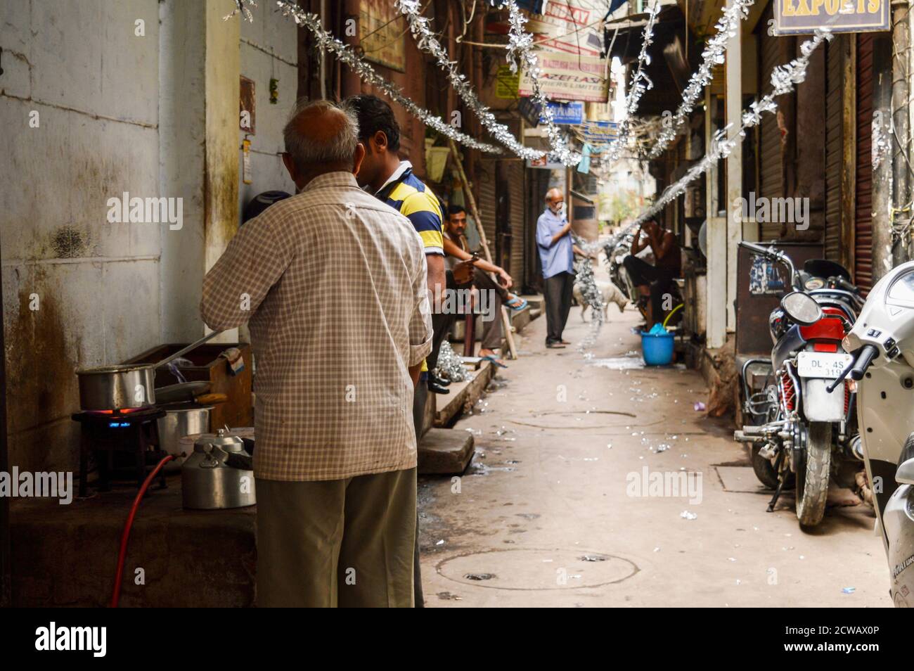 Ein Mann macht seine Arbeit auf verkehrsreichen Straßen in chandani chowk, Alt-delhi, indien. Stockfoto
