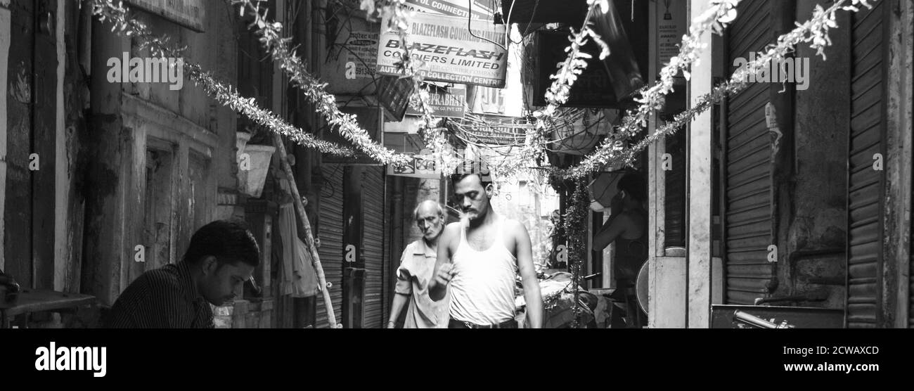 Ein Mann macht seine Arbeit auf verkehrsreichen Straßen in chandani chowk, Alt-delhi, indien. Stockfoto