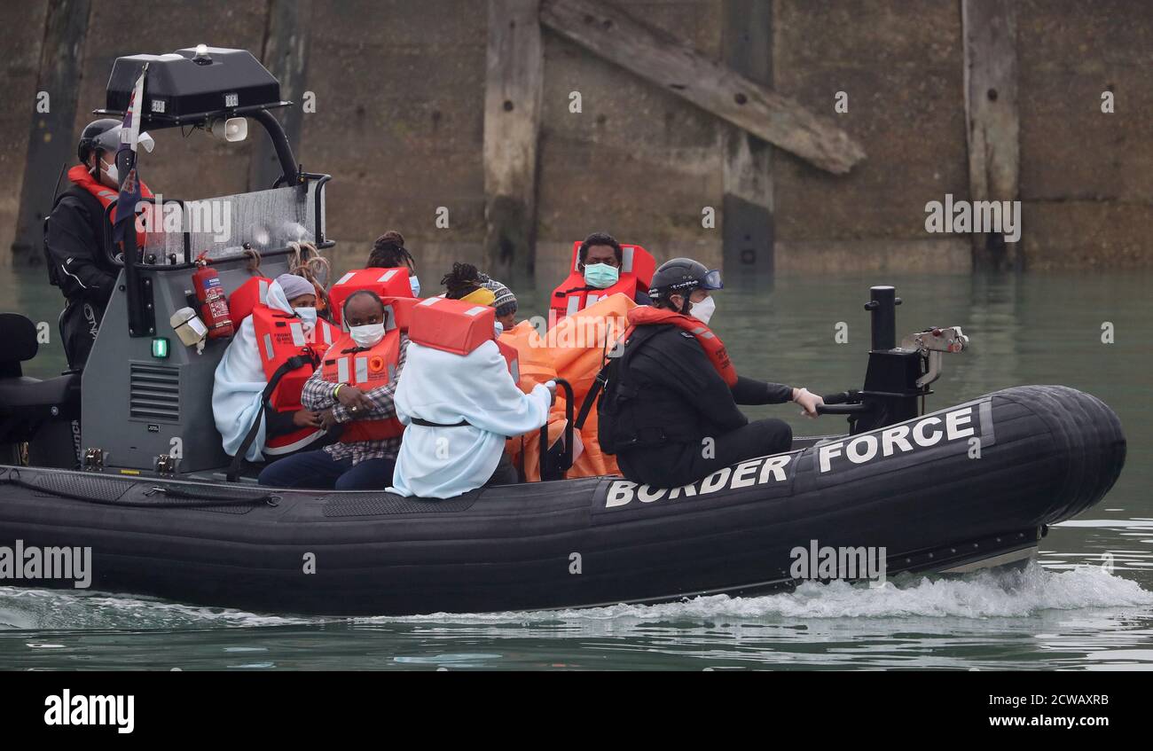 Eine Gruppe von Menschen, die als Migranten gelten, werden von der Border Force nach einem kleinen Bootsunfall im Kanal nach Dover, Kent, gebracht. Stockfoto