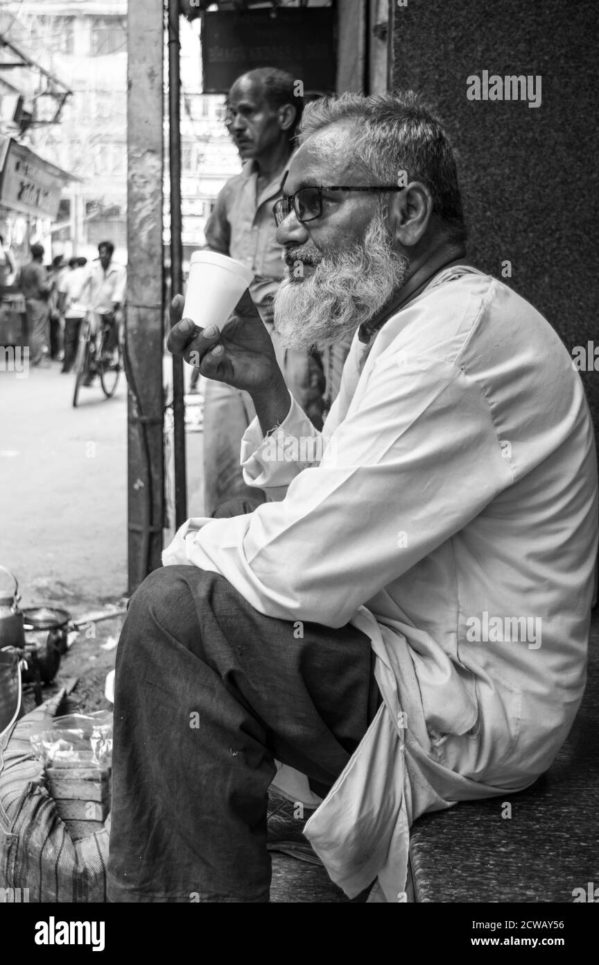 Ein Mann macht seine Arbeit auf verkehrsreichen Straßen in chandani chowk, Alt-delhi, indien. Stockfoto