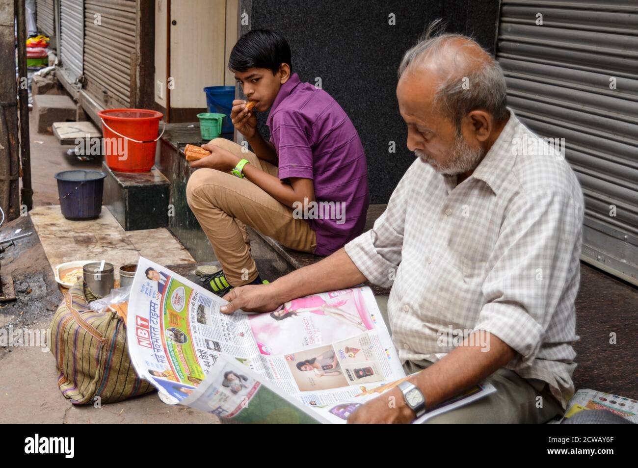 Ein Mann macht seine Arbeit auf verkehrsreichen Straßen in chandani chowk, Alt-delhi, indien. Stockfoto
