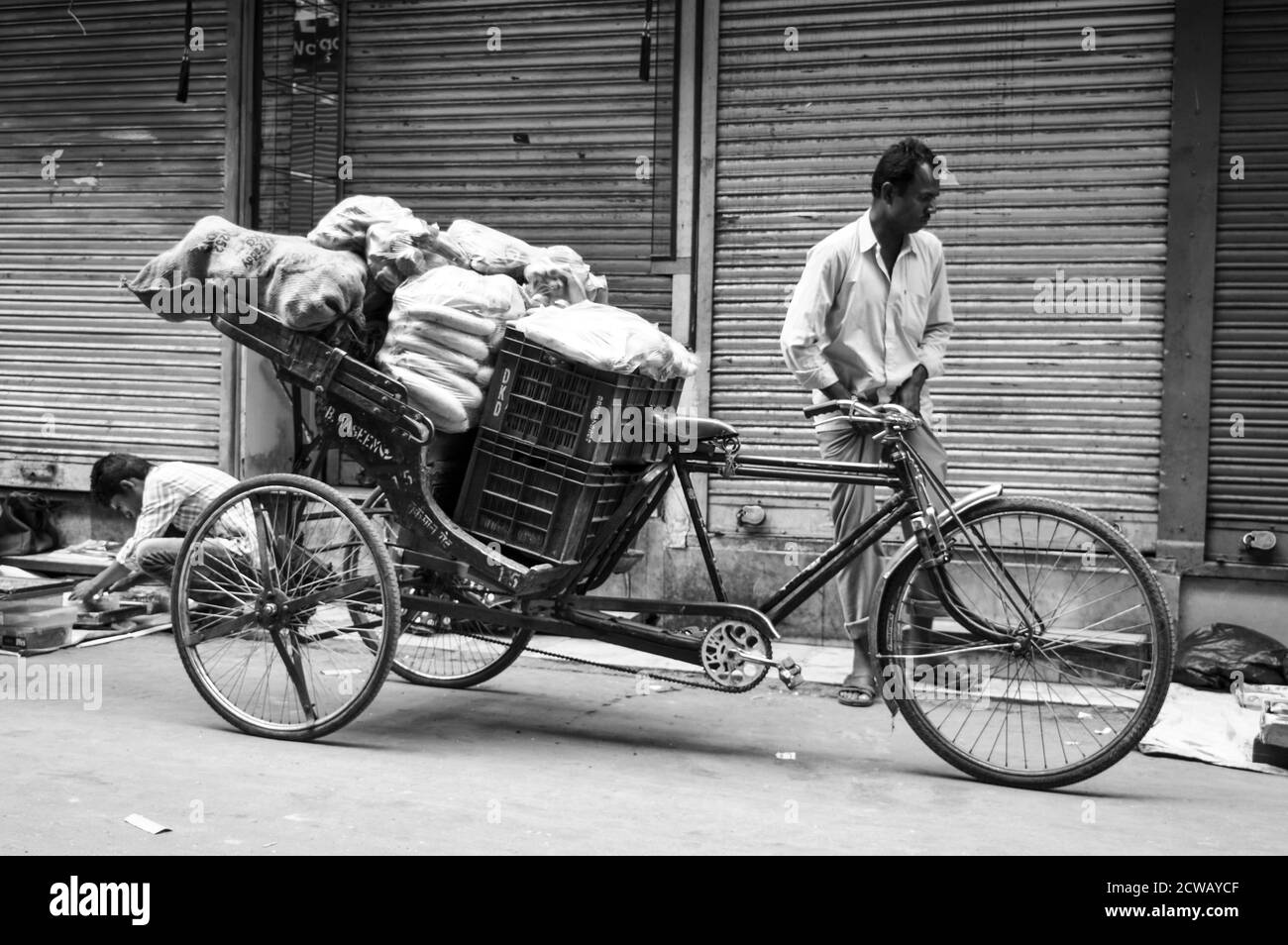 Ein Mann macht seine Arbeit auf verkehrsreichen Straßen in chandani chowk, Alt-delhi, indien. Stockfoto