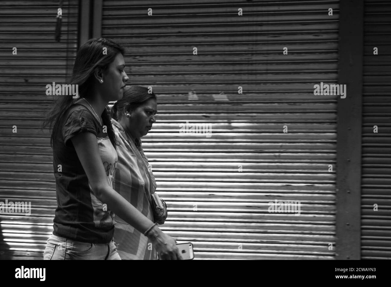 Mädchen geht zum Einkaufen auf vielbefahrenen Straße in chandani chowk, Alt-delhi, indien. Stockfoto